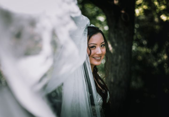 Une mariée très jolie qui regarde directement dans l'objectif